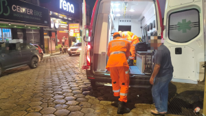 Idosa sofre fratura na perna ap&oacute;s queda em cal&ccedil;ada em Formiga