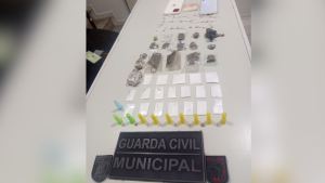 Trio &eacute; detido ap&oacute;s tentar jogar sacola de drogas em telhado da vizinha