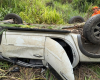 Carro cai em ribanceira após colisão com caminhão na BR-354, em Arcos