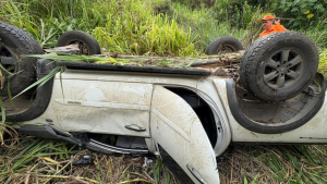 Carro cai em ribanceira ap&oacute;s colis&atilde;o com caminh&atilde;o na BR-354, em Arcos