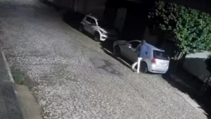 V&Iacute;DEO: Carro &eacute; furtado no bairro Santo Ant&ocirc;nio em Divin&oacute;polis