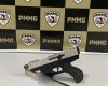 Polícia apreende submetralhadora escondida atrás de geladeira durante prisão em Nova Serrana
