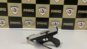 Pol&iacute;cia apreende submetralhadora escondida atr&aacute;s de geladeira durante pris&atilde;o em Nova Serrana