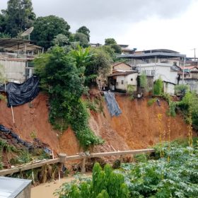 Risco de desabamento leva à interdição de casas, em Formiga