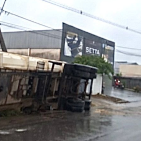 Carmo do Cajuru: Tombamento de caminhão atinge poste e causa falta de energia na av. do Progresso