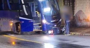 Acidente entre moto e &ocirc;nibus &eacute; registrado em Ita&uacute;na