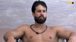 PA é desclassificado do BBB após suposto puxão em corrida pelo Big Fone