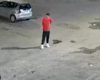 Homem com faca de açougueiro ameaça clientes e é contido por guardas em BH