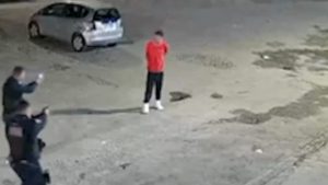 Homem com faca de açougueiro ameaça clientes e é contido por guardas em BH