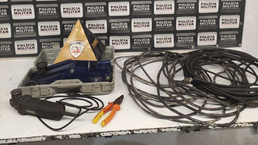 Homem tenta fugir com cabos e ferramentas furtados, mas é preso no Centro de Divinópolis