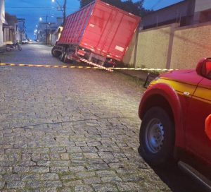 Formiga: Buraco provoca risco de tombamento de caminh&atilde;o em via p&uacute;blica