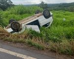 Carro capota na BR-354, em Formiga