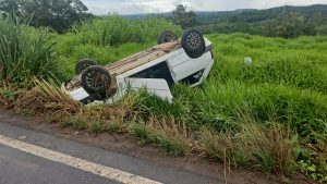 Carro capota na BR-354, em Formiga