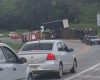 Caminhão tomba e homem morre na MG-050 em Divinópolis