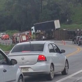 Caminhão tomba e homem morre na MG-050 em Divinópolis