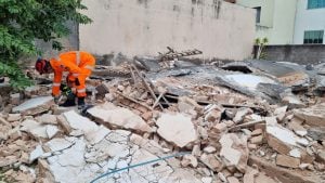 Idoso morre após casa desabar durante demolição no bairro LP Pereira, em Divinópolis