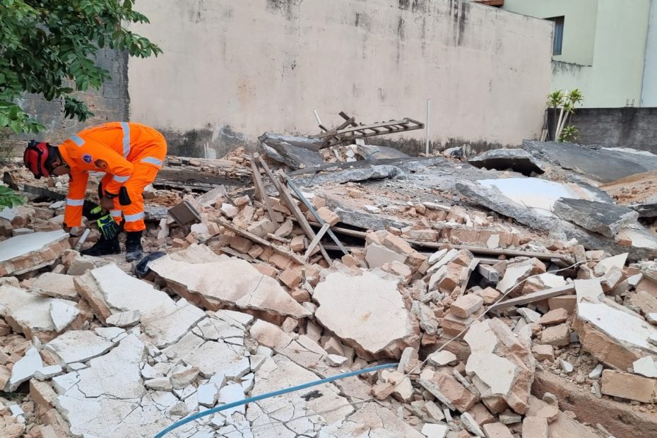 Idoso morre após casa desabar durante demolição no bairro LP Pereira, em Divinópolis