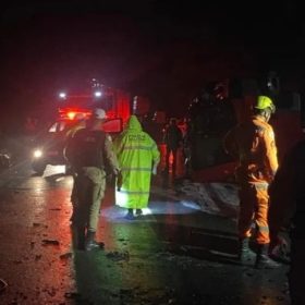 Jovem morre em batida de frente entre carro e caminhão na BR-494, em Carmo da Mata