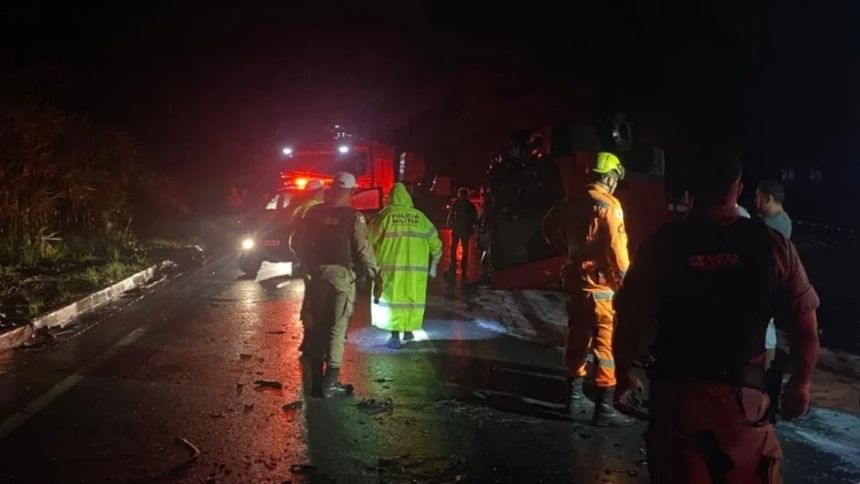 Jovem morre em batida de frente entre carro e caminhão na BR-494, em Carmo da Mata