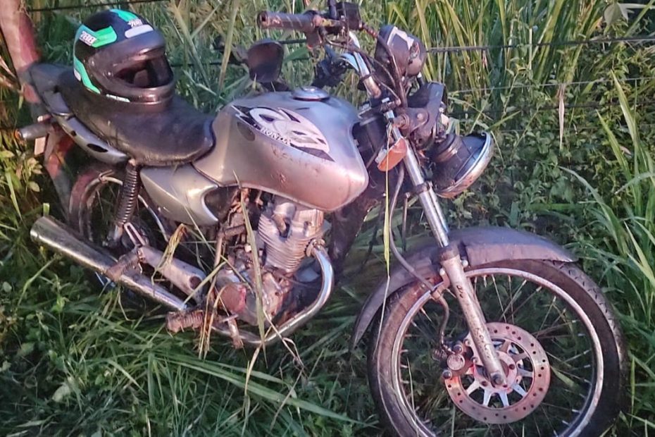 Moto sai da pista, bate em poste e jovem fica gravemente ferido em Pará de Minas
