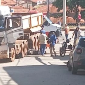Motociclista fica gravemente ferido após batida com carreta em Itaúna