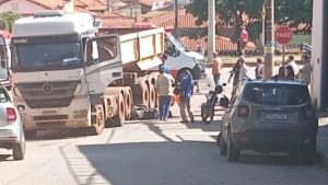 Motociclista fica gravemente ferido ap&oacute;s batida com carreta em Ita&uacute;na