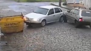 Motorista bate em ca&ccedil;amba e colide contra carro em Divin&oacute;polis