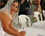 Professora de Artes comparece vestida de noiva à posse e viraliza nas redes sociais