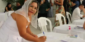 Professora de Artes comparece vestida de noiva &agrave; posse e viraliza nas redes sociais