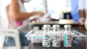 Vacina&ccedil;&atilde;o contra covid-19 completa cinco anos; Divin&oacute;polis j&aacute; aplicou 635 mil doses