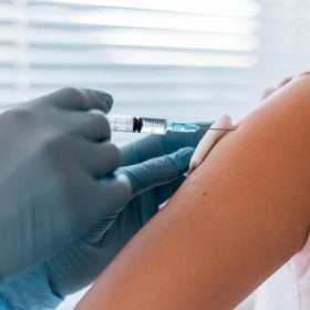 Vacinação contra o HPV para jovens de 15 a 19 anos segue até junho em Divinópolis