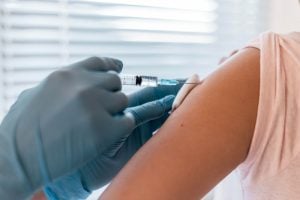 Vacinação contra o HPV para jovens de 15 a 19 anos segue até junho em Divinópolis