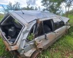 Veículo capota após perder controle em curva na MG-423