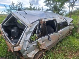 Ve&iacute;culo capota ap&oacute;s perder controle em curva na MG-423