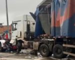 Carreta desgovernada atinge casas às margens do Anel Rodoviário de BH