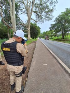 Opera&ccedil;&atilde;o da PM Rodovi&aacute;ria flagra excesso de velocidade na MG-050, em Divin&oacute;polis