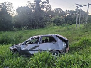 Motorista fica ferido ap&oacute;s capotamento na MG-060, em S&atilde;o Jos&eacute; da Varginha