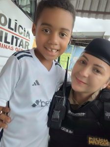 Polícia Militar recebe visita de criança na Base Comunitária Móvel em Nova Serrana