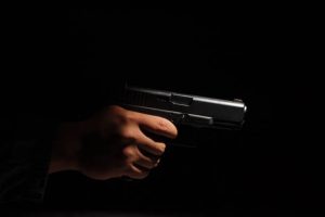 Jovem é baleado por engano ao sair de supermercado em BH; alvo seria o amigo