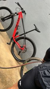 Bicicleta é levada em plena luz do dia no bairro São José, veja vídeo
