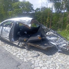 Acidente entre carro e carreta na MG-050 deixa um morto em Pedra do Indaiá