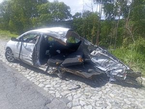 Acidente entre carro e carreta na MG-050 deixa um morto em Pedra do Indaiá
