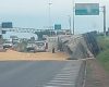Caminhão carregado de milho tomba e bloqueia parte do Anel Rodoviário em BH