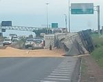 Caminhão carregado de milho tomba e bloqueia parte do Anel Rodoviário em BH