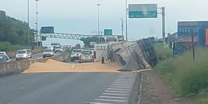 Caminhão carregado de milho tomba e bloqueia parte do Anel Rodoviário em BH