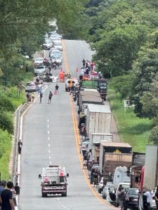 Colisão entre carro e caminhão de lixo na MG-050 deixa uma vítima fatal em Itaúna
