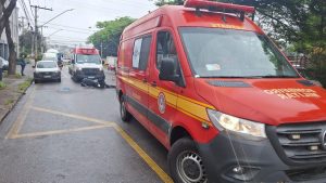 Motorista de aplicativo fica ferido após cair de moto e ser atropelado por caminhão em Contagem