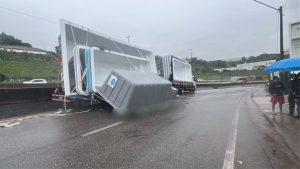 Motorista morre após ser atingido por piscina na BR-381