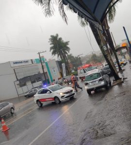 Acidente entre carro e moto deixa jovem ferido no bairro Catalão, em Divinópolis