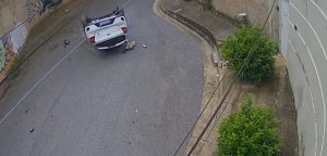 Carro cai de viaduto após motorista se virar para verificar cadeirinha do filho, em BH
